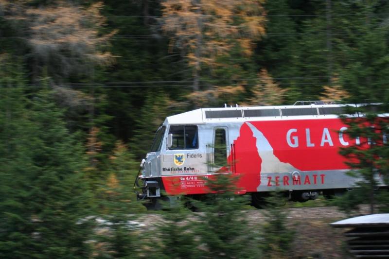 RhB-Ge 4/4 III 651 mit Sonderbemalung  75 Jahre Glacier-Express  auf rasanter Talfahrt am Albula