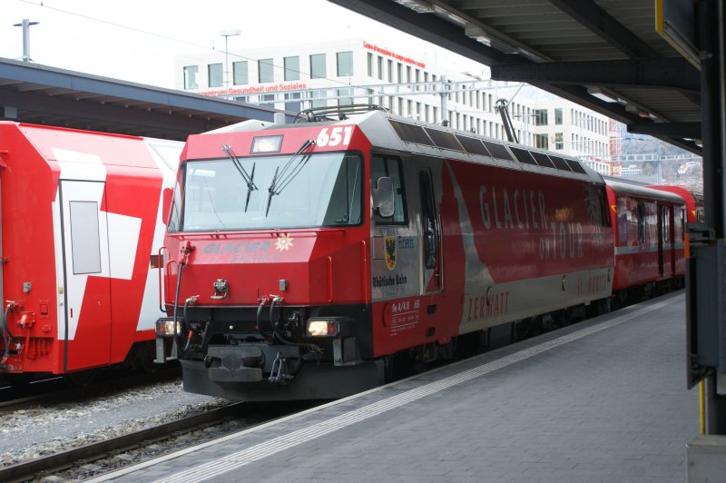 RhB Ge 4/4 III wartet am 10.03.2009 im Bahnhof Chur auf die Ausfahrerlaubnis. Inbetriebsetzung 1993-1999, 11kV716.7Hz, 1000mm,
3200kW, 62.0t, 100km/h, Erbauer SLM/ABB.