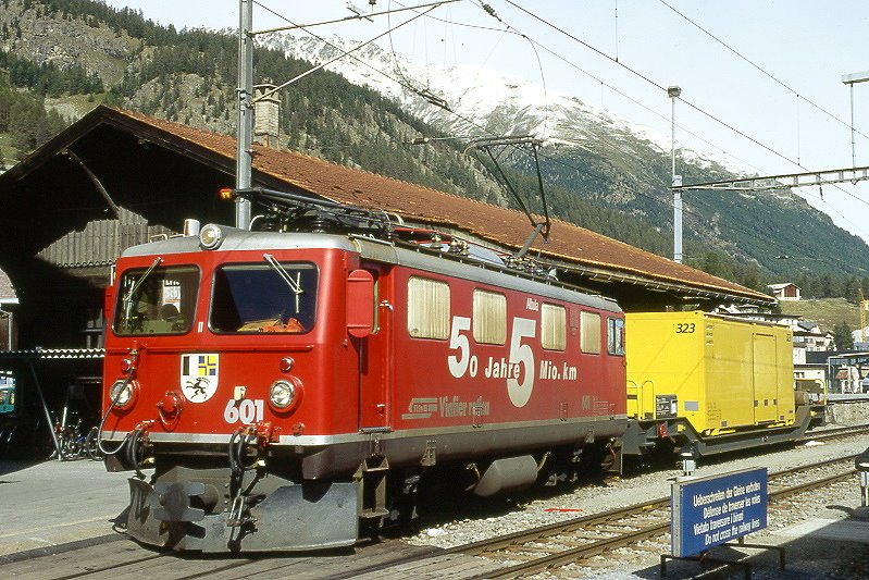 RhB - Ge 4/4I 601  ALBULA  am 08.10.1999 in Samedan - STRECKEN-LOKOMOTIVE - bernahme 08.07.1947 - SLM3920/MFO/BBC - 1184 KW - Gewicht 48,00t - LP 12,10m - zulssige Geschwindigkeit 80 km/h. Hinweis: Eigenwerbung: 50 Jahre 5 Mio km
