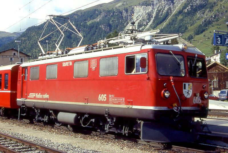 RhB - Ge 4/4I 605  SILVRETTA  am 04.09.1996 in SAMEDAN - STRECKEN-LOKOMOTIVE - bernahme 12.03.1953 - SLM4080/MFO/BBC - 1184 KW - Gewicht 48,00t - LP 12,10m - zulssige Geschwindigkeit 80 km/h. Hinweis: noch mit Scherenpantografen.
