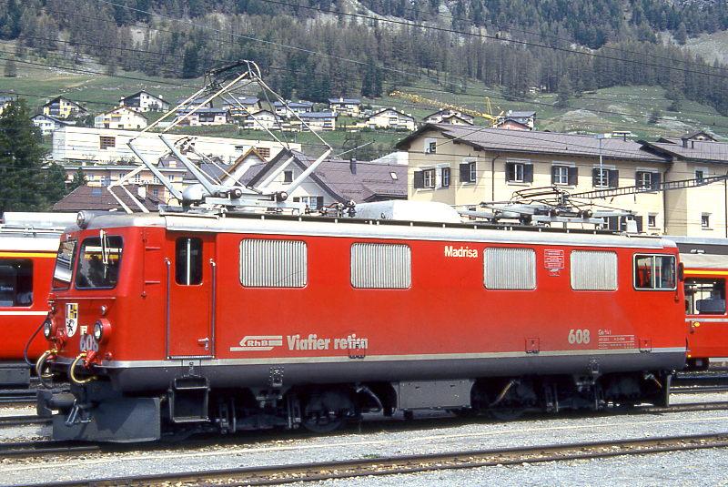 RhB - Ge 4/4I 608  MADRISA  am 16.10.2000 in SAMEDAN - STRECKEN-LOKOMOTIVE - bernahme 06.06.1953 - SLM4083/MFO/BBC - 1184 KW - Gewicht 48,00t - LP 12,10m - zulssige Geschwindigkeit 80 km/h.
