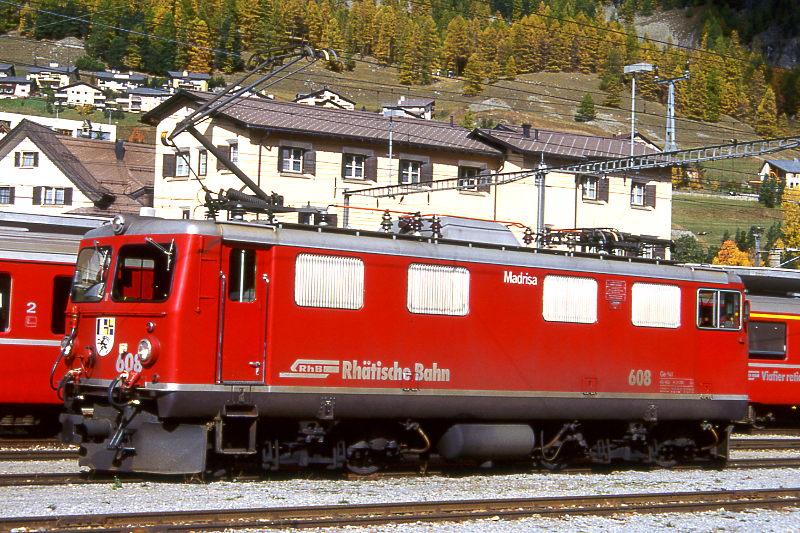 RhB - Ge 4/4I 608  MADRISA  am 16.10.2000 in SAMEDAN - STRECKEN-LOKOMOTIVE - bernahme 06.06.1953 - SLM4083/MFO/BBC - 1184 KW - Gewicht 48,00t - LP 12,10m - zulssige Geschwindigkeit 80 km/h.
