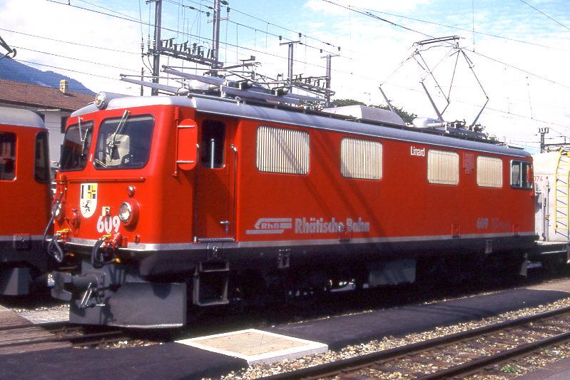 RhB - Ge 4/4I 608  LINARD  am 06.09.1996 in CHUR - STRECKEN-LOKOMOTIVE - bernahme 13.05.1953 - SLM4084/MFO/BBC - 1184 KW - Gewicht 48,00t - LP 12,10m - zulssige Geschwindigkeit 80 km/h. Hinweis: noch mit Scherenpantografen.
