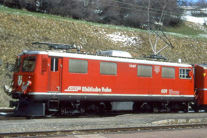 RhB - Ge 4/4I 608  LINARD  am 11.04.1998 in FILISUR - STRECKEN-LOKOMOTIVE - bernahme 13.05.1953 - SLM4084/MFO/BBC - 1184 KW - Gewicht 48,00t - LP 12,10m - zulssige Geschwindigkeit 80 km/h.
