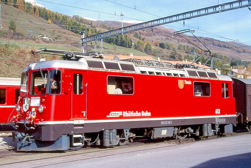 RhB - Ge 4/4II 612  THUSIS  am 22.10.1998 in SCUOL - THYRISTOR-STRECKEN-LOKOMOTIVE - bernahme 20.07.1973 - SLM4885/BBC - 1700 KW - Gewicht 50,00t - LP 12,74m - zulssige Geschwindigkeit 90 km/h. Hinweis: mit SEV-Aufkleber
