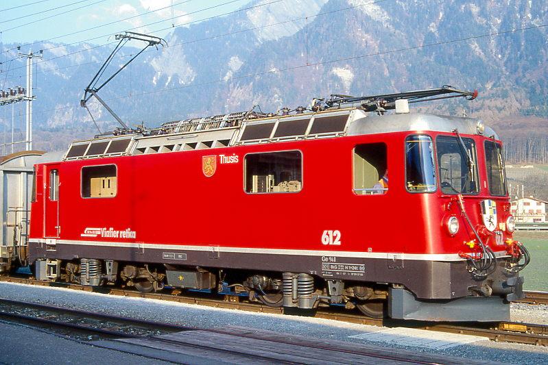 RhB - Ge 4/4II 612  THUSIS  am 17.03.1999 in UNTERVAZ - THYRISTOR-STRECKEN-LOKOMOTIVE - bernahme 20.07.1973 - SLM4885/BBC - 1700 KW - Gewicht 50,00t - LP 12,74m - zulssige Geschwindigkeit 90 km/h.
