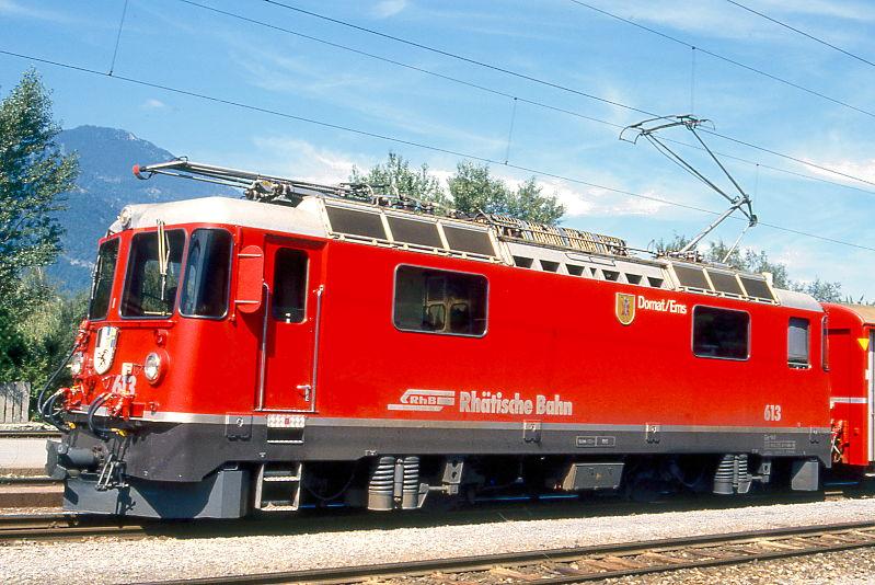 RhB - Ge 4/4II 613  DOMAT/EMS  am 06.09.1994 in UNTERVAZ - THYRISTOR-STRECKEN-LOKOMOTIVE - bernahme 31.07.1973 - SLM4886/BBC - 1700 KW - Gewicht 50,00t - LP 12,74m - zulssige Geschwindigkeit 90 km/h.
