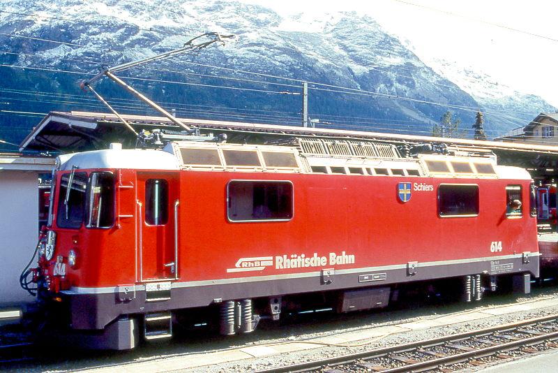 RhB - Ge 4/4II 614  SCHIERS  am 30.08.1995 in ST:MORITZ - THYRISTOR-STRECKEN-LOKOMOTIVE - bernahme 17.08.1973 - SLM4887/BBC - 1700 KW - Gewicht 50,00t - LP 12,74m - zulssige Geschwindigkeit 90 km/h.
