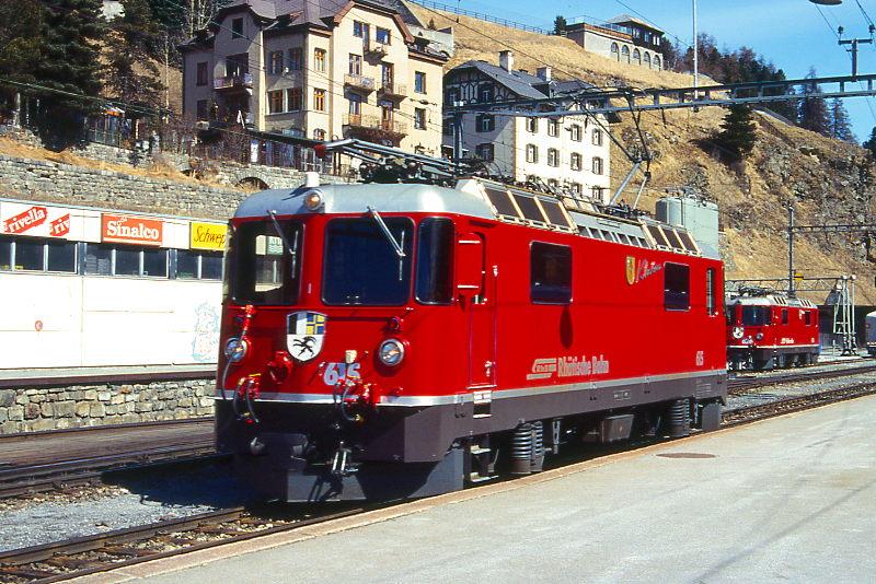 RhB - Ge 4/4II 615  KLOSTERS  am 31.03.1996 in ST.MORITZ - THYRISTOR-STRECKEN-LOKOMOTIVE - bernahme 03.09.1973 - SLM4888/BBC - 1700 KW - Gewicht 50,00t - LP 12,74m - zulssige Geschwindigkeit 90 km/h.
