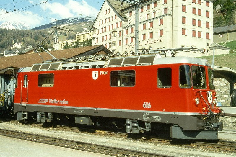 RhB - Ge 4/4II 616  FILISUR  am 10.05.1994 in St.Moritz - THYRISTOR-STRECKEN-LOKOMOTIVE - bernahme 05.10.1973 - SLM4889/BBC - 1700 KW - Gewicht 50,00t - LP 12,74m - zulssige Geschwindigkeit 90 km/h - 3=09.07.1993 - Logo RhB in rtoromanisch - Hinweis: ab 19.01.2007 mit Rechteckscheinwerfer und Graubnden-Layout .

