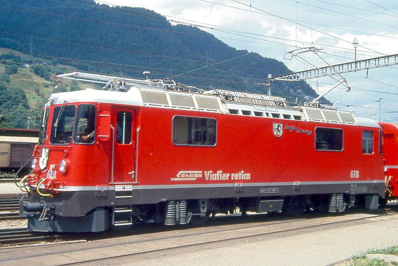 RhB - Ge 4/4II 618  BERGN/BRAVUOGN  am 10.06.1993 in LANDQUART - THYRISTOR-STRECKEN-LOKOMOTIVE - bernahme 16.11.1973 - SLM4891/BBC - 1700 KW - Gewicht 50,00t - LP 12,74m - zulssige Geschwindigkeit 90 km/h.
