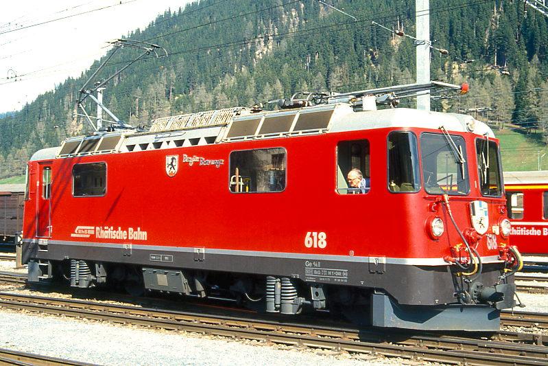 RhB - Ge 4/4II 618  BERGN/BRAVUOGN  am 10.05.1994 in DAVOS PLATZ - THYRISTOR-STRECKEN-LOKOMOTIVE - bernahme 16.11.1973 - SLM4891/BBC - 1700 KW - Gewicht 50,00t - LP 12,74m - zulssige Geschwindigkeit 90 km/h.
