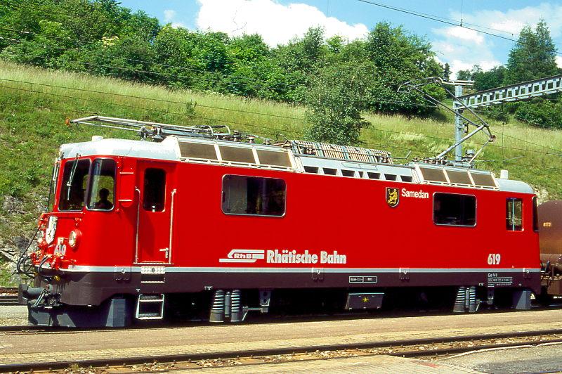 RhB - Ge 4/4II 619  SAMEDAN  am 27.06.1995 in FILISUR - THYRISTOR-STRECKEN-LOKOMOTIVE - bernahme 03.12.1973 - SLM4892/BBC - 1700 KW - Gewicht 50,00t - LP 12,74m - zulssige Geschwindigkeit 90 km/h.
