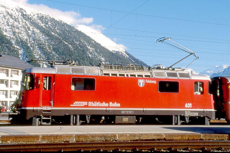 RhB - Ge 4/4II 621  FELSBERG  am 06.10.1999 in SAMEDAN - THYRISTOR-STRECKEN-LOKOMOTIVE - bernahme 09.02.1984 - SLM5262/BBC - 1700 KW - Gewicht 50,00t - LP 12,74m - zulssige Geschwindigkeit 90 km/h.
