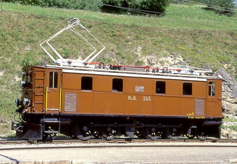 RhB - Ge 4/6 353 am 27.08.1998 in FILISUR - STRECKEN-LOKOMOTIVE - bernahme 24.07.1914 - SLM2433/MFO/RhB - 588 KW - Gewicht 59,00t - LP 11,10m - zulssige Geschwindigkeit 55 km/h. Hinweis: lteste betriebsfhige elektrische Lokomotive der RhB
