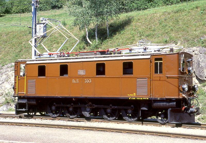 RhB - Ge 4/6 353 am 27.08.1998 in FILISUR - STRECKEN-LOKOMOTIVE - bernahme 24.07.1914 - SLM2433/MFO/RhB - 588 KW - Gewicht 59,00t - LP 11,10m - zulssige Geschwindigkeit 55 km/h. Hinweis: lteste betriebsfhige elektrische Lokomotive der RhB
