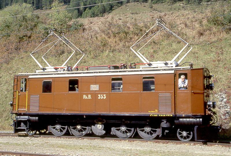 RhB - Ge 4/6 353 am 10.10.1999 in SCUOL - STRECKEN-LOKOMOTIVE - bernahme 24.07.1914 - SLM2433/MFO/RhB - 588 KW - Gewicht 59,00t - LP 11,10m - zulssige Geschwindigkeit 55 km/h. Hinweis: lteste betriebsfhige elektrische Lokomotive der RhB
