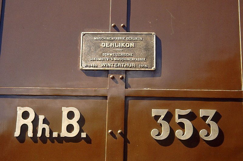 RhB - Ge 4/6 353 am 09.09.1994 in Zernez - Elektrische Streckenstangenlokomotive - Fabrikschild und Betriebnummer - gescanntes Dia.
