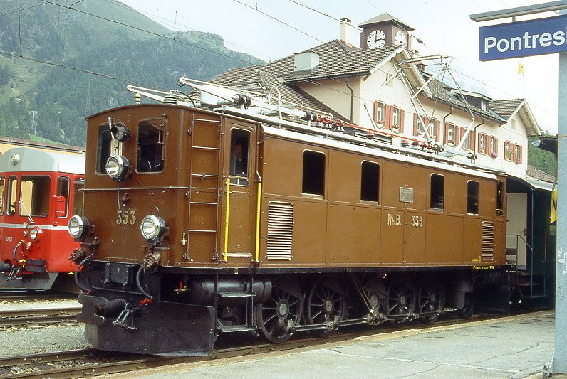RhB - Ge 4/6 353 am 30.08.1996 in Pontresina - Elektrische Streckenstangenlokomotive - bernahme 24.07.1914 - SLM2433/MFO/RhB - 588 KW - Gewicht 59,00t - LP 11,10m - zulssige Geschwindigkeit 55 km/h - 3=18.07.1969 - 1=29.11.1985.
