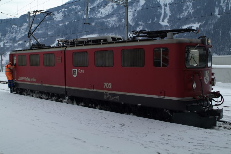 RhB Ge 6/6 beim ankoppeln an die Wagen zur rckfahrt von Disentis nach Chur. 25.01.2009
