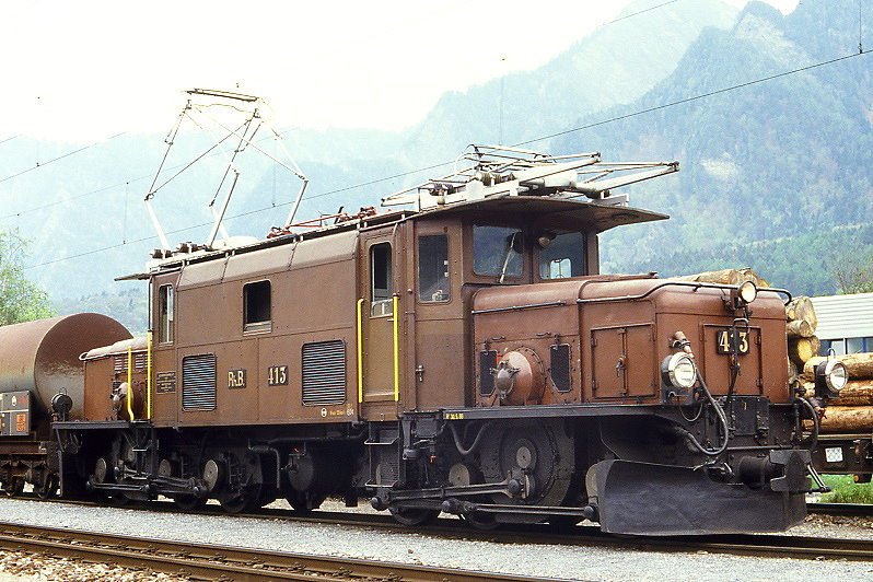RhB - Ge 6/6 I 413 am 13.05.1991 in Untervaz - Elektrische Streckenstangenlokomotive - bernahme 17.06.1929 - SLM3296/BBC2966/MFO - 940 KW - Gewicht 66,00t - LP 13,30m - zulssige Geschwindigkeit 55 km/h - 1=05.03.1988 - 18.10.1993 ausr. nach Stangenbruch - 1996 Abbruch.
