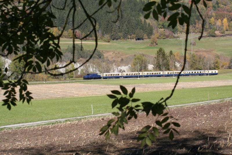 RhB-Ge 6/6 I 412 mit Sonderbemalung  75 Jahre Glacier-Express  mit dem BAZ-Express (BaslerZeitung) kurz nach der Vorderrhein-Schlucht und kurz vor Castrisch