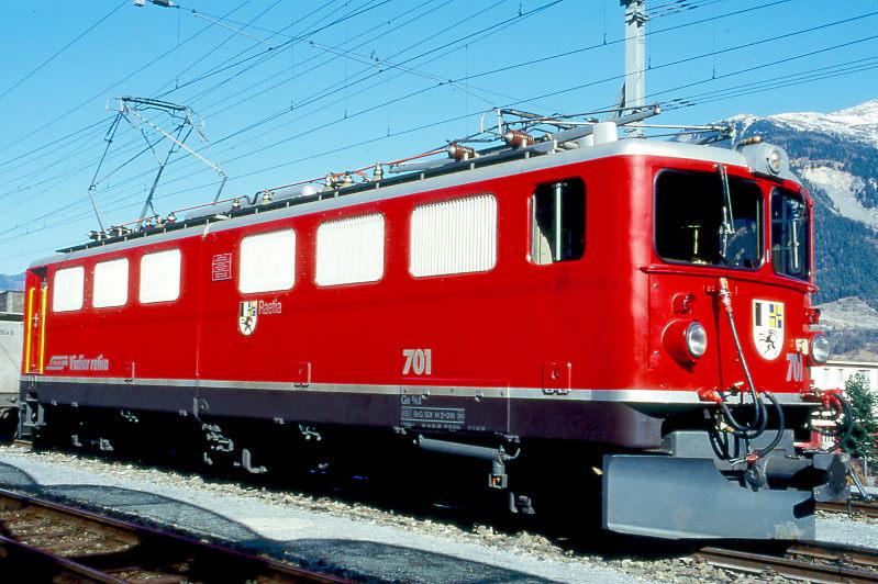 RhB - Ge 6/6 II 701  RAETIA  am 20.02.1998 in Thusis - Universallokomotive - bernahme 09.05.1958 - SLM4220/MFO/BBC - 1776 KW - Gewicht 65,00t - LP 14,50m - zulssige Geschwindigkeit 80 km/h - Logo RhB rhtoromanisch - 2=16.12.1993 1=17.07.1997- Hinweis: runde Scheinwerfer und Scherenpantograf, gescanntes Dia 
