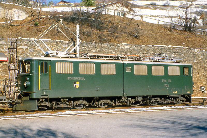 RhB - Ge 6/6 II 705  PONTRESINA  am 06.02.1985 in Filisur - Universallokomotive - bernahme 05.05.1965 - SLM4518/MFO/BBC - 1776 KW - Gewicht 65,00t - LP 14,50m - zulssige Geschwindigkeit 80 km/h - ohne Logo RhB - grne Farbe. - gescanntes Dia 

