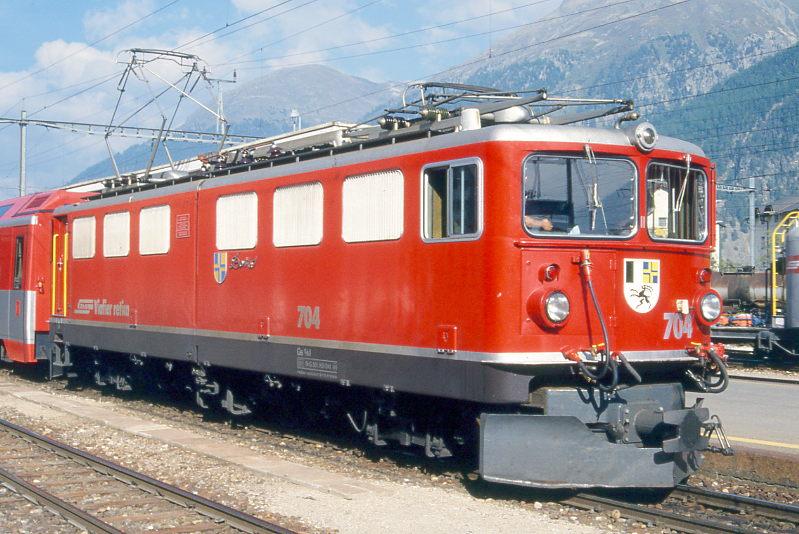 RhB - Ge 6/6 II 704  DAVOS  am 07.09.1994 in Samedan - Universallokomotive - bernahme 03.02.1965 - SLM4517/MFO/BBC - 1776 KW - Gewicht 65,00t - LP 14,50m - zulssige Geschwindigkeit 80 km/h - Logo RhB rhtoromanisch - 3=25.11.1985 1=15.04.1994 - Hinweis: runde Scheinwerfer und Scherenpantograf, gescanntes Dia 
