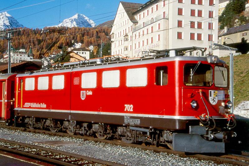 RhB - Ge 6/6 II 702  CURIA  am 23.10.1998 in St.Moritz - Universallokomotive - bernahme 19.06.1958 - SLM4221/MFO/BBC - 1776 KW - Gewicht 65,00t - LP 14,50m - zulssige Geschwindigkeit 80 km/h - Logo RhB deutsch - 2=13.10.1995 1=20.03.1998 - Hinweis: runde Scheinwerfer und Einholmpantograf, gescanntes Dia 
