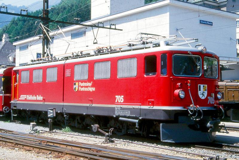 RhB - Ge 6/6 II 705  PONTRESINA/PUNTRASCHIGNA  am 23.05.1998 in Disentis - Universallokomotive - bernahme 05.05.1965 - SLM4518/MFO/BBC - 1776 KW - Gewicht 65,00t - LP 14,50m - zulssige Geschwindigkeit 80 km/h - Logo RhB deutsch - 3=16.07.1992 2=04.07.1996 - Hinweis: runde Scheinwerfer und Scherenpantograf, gescanntes Dia 
