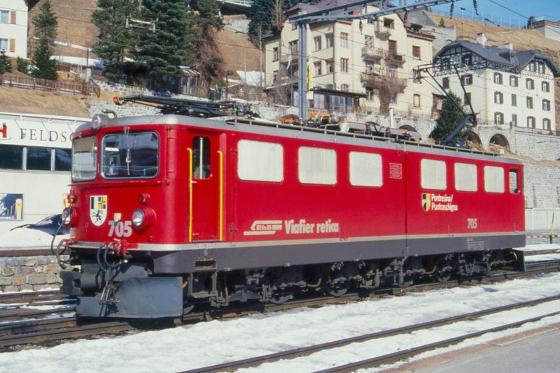 RhB - Ge 6/6 II 705  PONTRESINA/PUNTRASCHIGNA  am 26.02.2000 in St.Moritz - Universallokomotive - bernahme 05.05.1965 - SLM4518/MFO/BBC - 1776 KW - Gewicht 65,00t - LP 14,50m - zulssige Geschwindigkeit 80 km/h - Logo RhB rhtoromanisch - 3=16.07.1992 2=04.07.1996 - Hinweis: runde Scheinwerfer und Einholmpantograf, gescanntes Dia 
