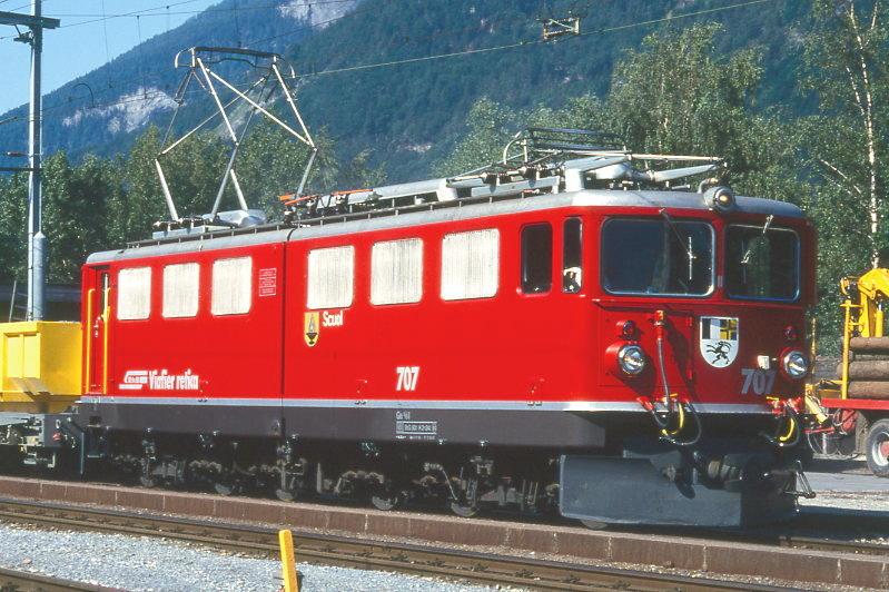 RhB - Ge 6/6 II 707  SCUOL  am 07.06.1993 in Untervaz - Universallokomotive - bernahme 05.07.1995 - SLM4520/MFO/BBC - 1776 KW - Gewicht 65,00t - LP 14,50m - zulssige Geschwindigkeit 80 km/h - Logo RhB rhtoromanisch - 2=12.06.1992 - Hinweis: runde Scheinwerfer und Scherenpantograf, gescanntes Dia 
