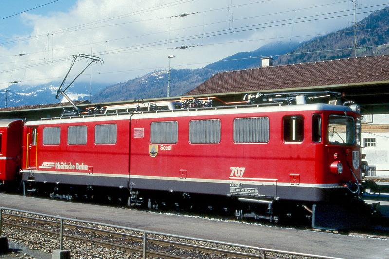 RhB - Ge 6/6 II 707  SCUOL  am 25.04.1999 in Landquart - Universallokomotive - bernahme 05.07.1995 - SLM4520/MFO/BBC - 1776 KW - Gewicht 65,00t - LP 14,50m - zulssige Geschwindigkeit 80 km/h - Logo RhB deutsch - 3=12.06.92 1=16.09.1994 - Hinweis: runde Scheinwerfer und Einholmpantograf, gescanntes Dia 
