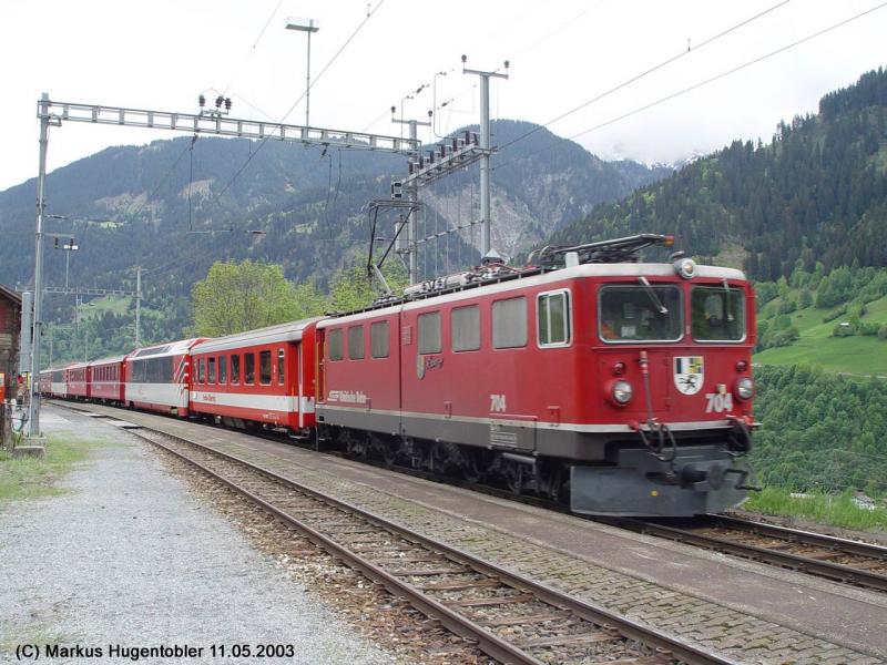 RhB Ge 6/6 II 704 vor dem D 903 Davos-Platz - Zermatt (Glacier Express) bei Sumvitg - Cumpadials am 11.05.2003