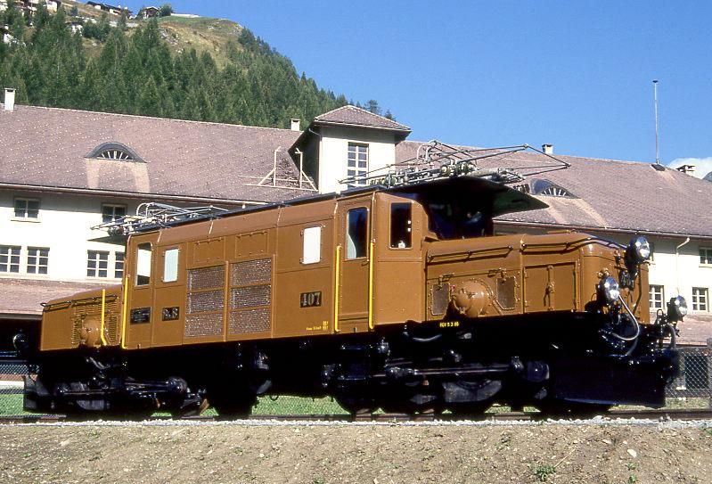 RhB - Ge 6/6I 407 am 06.09.1994 in BERGN - STRECKEN-LOKOMOTIVE - bernahme 16.09.1921 - SLM2839/BBC1886/MFO - 940 KW - Gewicht 66,00t - LP 13,30m - zulssige Geschwindigkeit 55 km/h. 1984a - 05.03.1886 an SGB Zrich - 18.05.1994 an ABC Bergn. Hinweis: als Denkmallok auf Gleisstck aufgestellt in Bahnhofsnhe Bergn
