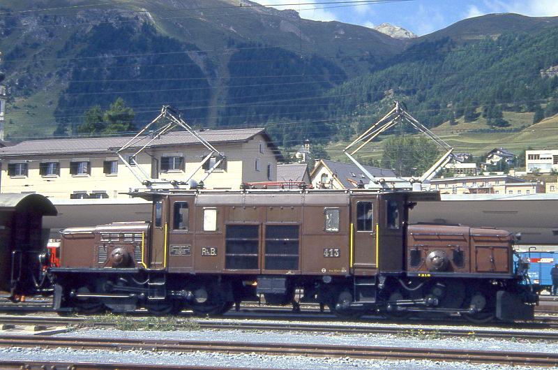 RhB - Ge 6/6I 413 am 01.09.1993 in SAMEDAN - STRECKEN-LOKOMOTIVE - bernahme 17.06.1929 - SLM3296/BBC2966/MFO - 940 KW - Gewicht 66,00t - LP 13,30m - zulssige Geschwindigkeit 55 km/h. Hinweis: am 18.10.1993 Stangenbruch, a in Landquart - 1996 Abbruch  
