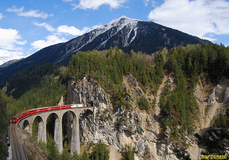 RhB Ge4/4''' 643  Vals  leading the RE1149, crossing the Landwasser Viadukt on the 2nd of May in 2008