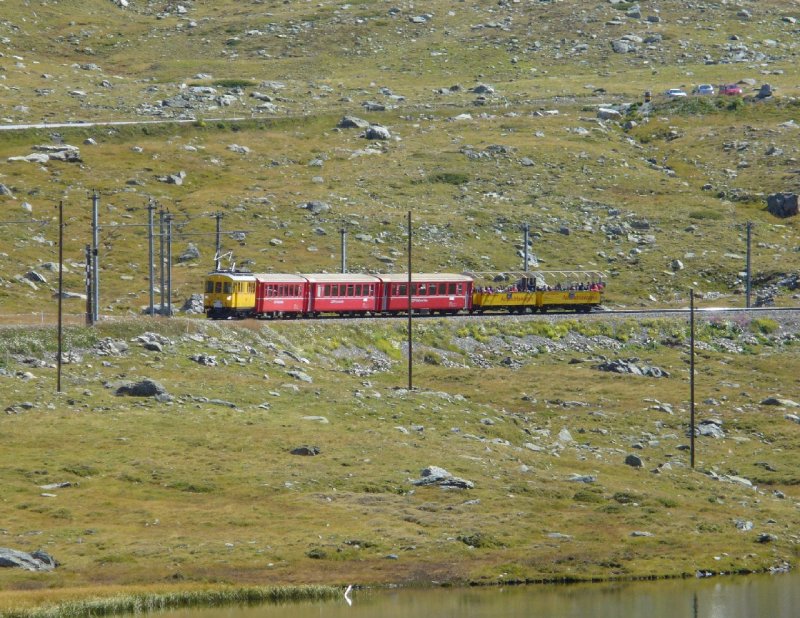 RhB - Gelber Triebwagen ABe 4/4  30 mit Personenzug unterwegs nach St.Moritz