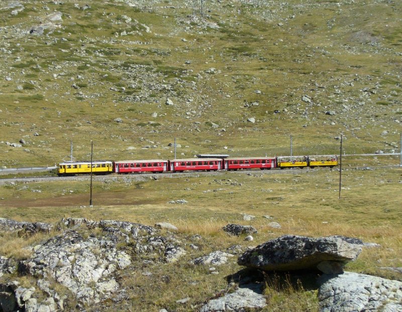 RhB - Gelber Triebwagen ABe 4/4  30 mit Personenzug unterwegs nach St.Moritz