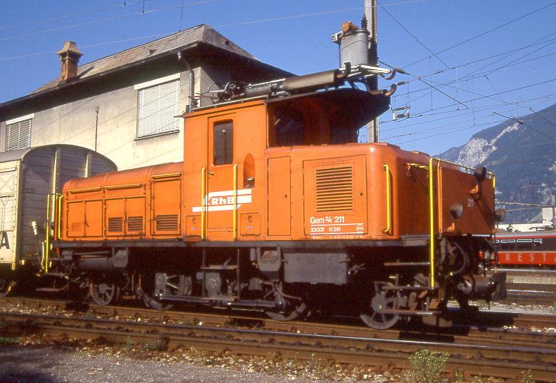 RhB - Gem 2/4 211 am 13.08.1991 in CHUR - ZWEIKRAFT-RANGIERLOK fr Chur- Baujahr 1912 - SLM2257/BBC724/SAAS/RhB - in Betriebnahme 25.01.1913 - Gewicht 33,00t - 230 KW elektrisch / 170 KW Diesel - LP 8,70m - zulssige Geschwindigkeit 55 km/h. Mutation: ex Ge 2/4 202 - 01.02.1943 Gea 2/4 211 - 26.01.1967 Ge 2/4 211 - 5/2002 Abbruch. Hinweis: Lok noch in alter Lackierung. Einsatz in Chur speziell Rangierfahrten Stammnetz/Arosabahn wegen 3 Stromarten 11/15KV~ und 2400 V =Strom.
