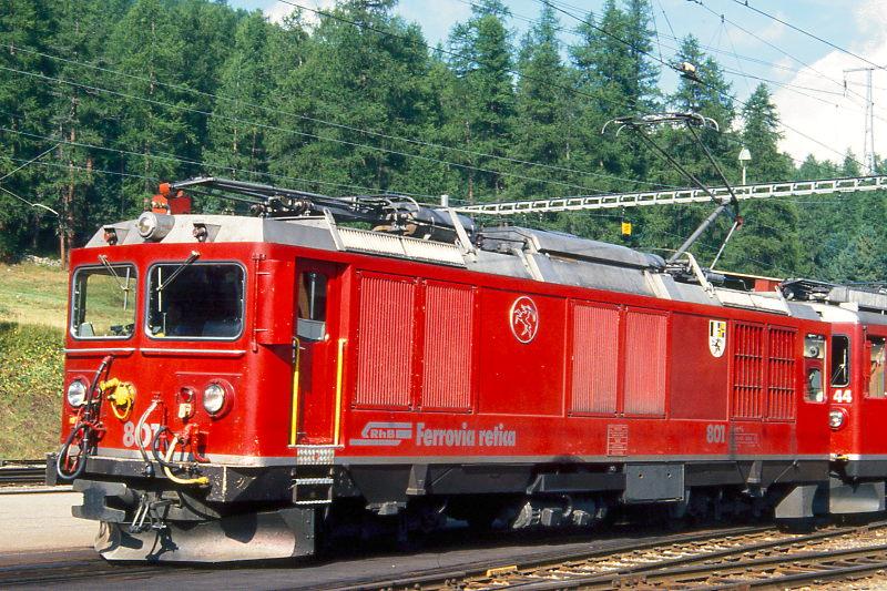 RhB - Gem 4/4 801  STEINBOCK  am 07.09.1994 in Pontresina - Zweikraftlokomotive - Baujahr 1968 - SLM/Cummins/SAAS//BBC/MFO - e700/780d KW - Gewicht 50,40t - LP 13,54m - zulssige Geschwindigkeit 65 km/h - Logo RhB italienisch - 2=06.03.86 - Hinweis: runde Scheinwerfer, gescanntes Dia 

