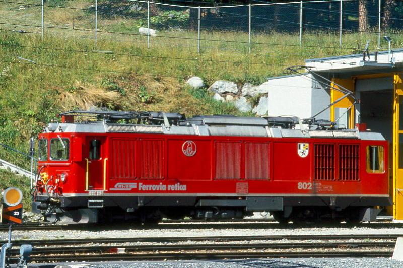 RhB - Gem 4/4 802  MURMELTIER  am 31.08.1993 in Pontresina - Zweikraftlokomotive - Baujahr 1968 - SLM/Cummins/SAAS//BBC/MFO - e700/780d KW - Gewicht 50,40t - LP 13,54m - zulssige Geschwindigkeit 65 km/h - Logo RhB italienisch - 2=06.03.87 1=26.02.1990 - Hinweis: runde Scheinwerfer, gescanntes Dia 
