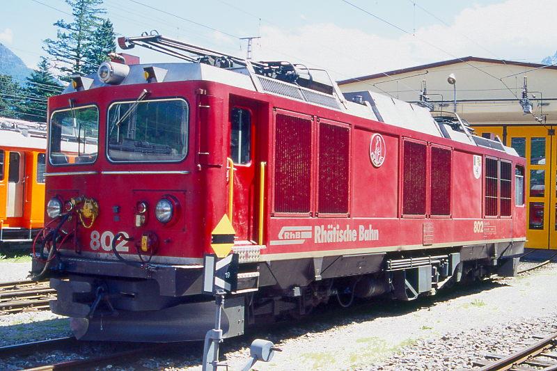 RhB - Gem 4/4 802  MURMELTIER  am 20.05.2000 in Poschiavo - Zweikraftlokomotive - Baujahr 1968 - SLM/Cummins/SAAS//BBC/MFO - e700/780d KW - Gewicht 50,40t - LP 13,54m - zulssige Geschwindigkeit 65 km/h - Logo RhB deutsch - 2=06.03.87 1=14.02.1997 - Hinweis: runde Scheinwerfer, gescanntes Dia 
