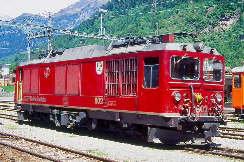 RhB - Gem 4/4 802  MURMELTIER  am 20.05.2000 in Poschiavo - Zweikraftlokomotive - Baujahr 1968 - SLM/Cummins/SAAS//BBC/MFO - e700/780d KW - Gewicht 50,40t - LP 13,54m - zulssige Geschwindigkeit 65 km/h - Logo RhB deutsch - 2=06.03.87 1=14.02.1997 - Hinweis: runde Scheinwerfer, gescanntes Dia 
