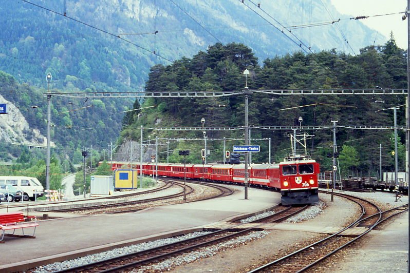 RhB Glacier-Express 555 von (Zermatt)- Chur nach St.Moritz am 25.05.1991 Einfahrt Reichenau mit E-Lok Ge 6/6 II 706 - 2x B - 2x FO B - A - D - 3xB - 2x A. Hinweis: gescanntes Dia
