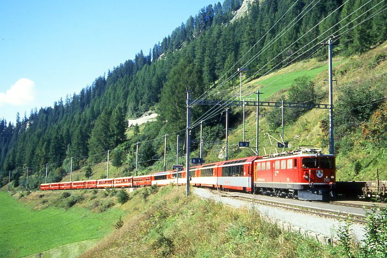 RhB Glacier-Express 555 von (Zermatt)- Chur nach St.Moritz am 06.09.1994 Einfahrt Bergn mit E-Lok Ge 6/6 II 702 - BVZ AS - FO AS - FO AS 4023 - FO AS 4026 - FO AS 4029 - WR 3811 - FO B 4262 - FO B 4263 - D 4223 - B 2363 - B 2441 - B 2440 - A 1230. Hinweis: 13-Wagenzug mit 8 Glacier-Express-Wagen und aus Lastgrnden um einen 1.Klasse-Wagen gekrzte Stammkompo. gescanntes Dia
