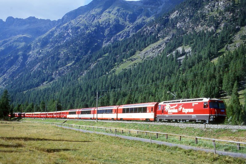 RhB Glacier-Express 555 von (Zermatt)- Chur nach St.Moritz am 28.08.1998 im Val Bever zwischen Spinas und Bever mit E-Lok Ge 4/4 III 641 - FO AS 4023 - FO AS 4030 - BVZ AS 2011 - FO AS 4025 - D 4222 - B 2371 - B 2347 - B 2449 - A 1293 - A 1241 - B 2438 - B 2306. Hinweis: gescanntes Dia
