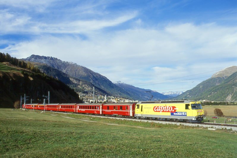 RhB Glacier-Express 555 von (Zermatt)- Chur nach St.Moritz am 10.10.1999 zwischen Bever und Celerina mit E-Lok Ge 4/4 III 647 - D 4214 - B 2357 - B 2446 - B 2441 - A 1229- A 1282 - B -  BVZ B - B - FO AS - BVZ AS - FO AS. Hinweis: gescanntes Dia
