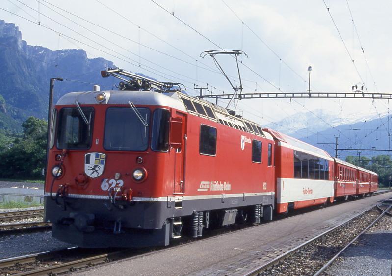 RhB GLACIER-EXPRESS C 904 von Zermatt ber Landquart nach Davos Platz vom 17.05.1994 Durchfahrt Untervaz mit E-Lok Ge 4/4II 623 - FO AS 4029 - B 2425 - B 2428 - B 2372. Hinweis: Durchfahrt in Untervaz mit hchstzulssiger Geschwindigkeit auf Gleis 2. Nahaufnahmen diesen Glacier-Expre zwischen Chur und Landquart am Nachmittag sind nur im Gegenlicht mglich.    